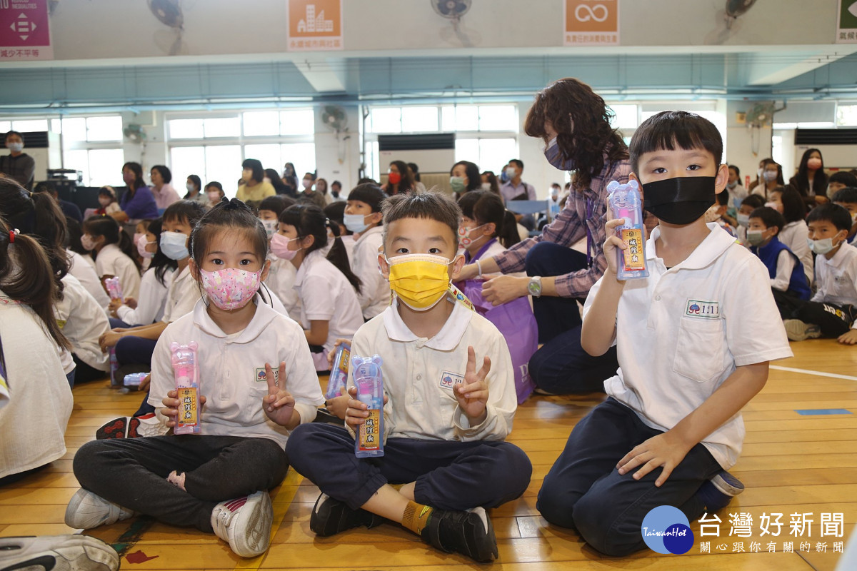 嘉邑城隍廟在今年兒童節捐贈嘉義市國小及公立幼兒園學童潔牙組，祝福所有的孩子們都健康、快樂的成長。／政府提供