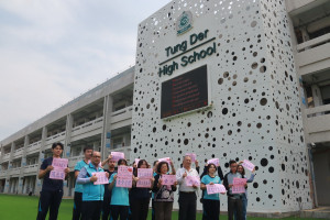 同德高中首屆普通班同學大學申請第一階段八成錄取國立大學。（記者扶小萍攝）