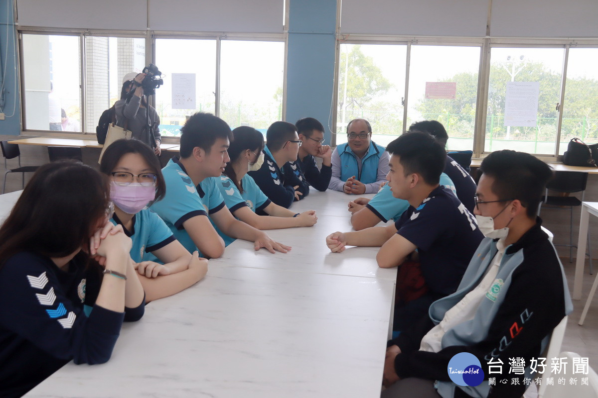 同德師生很高興有如此成績，周主任勉大家繼續努力。（記者扶小萍攝）