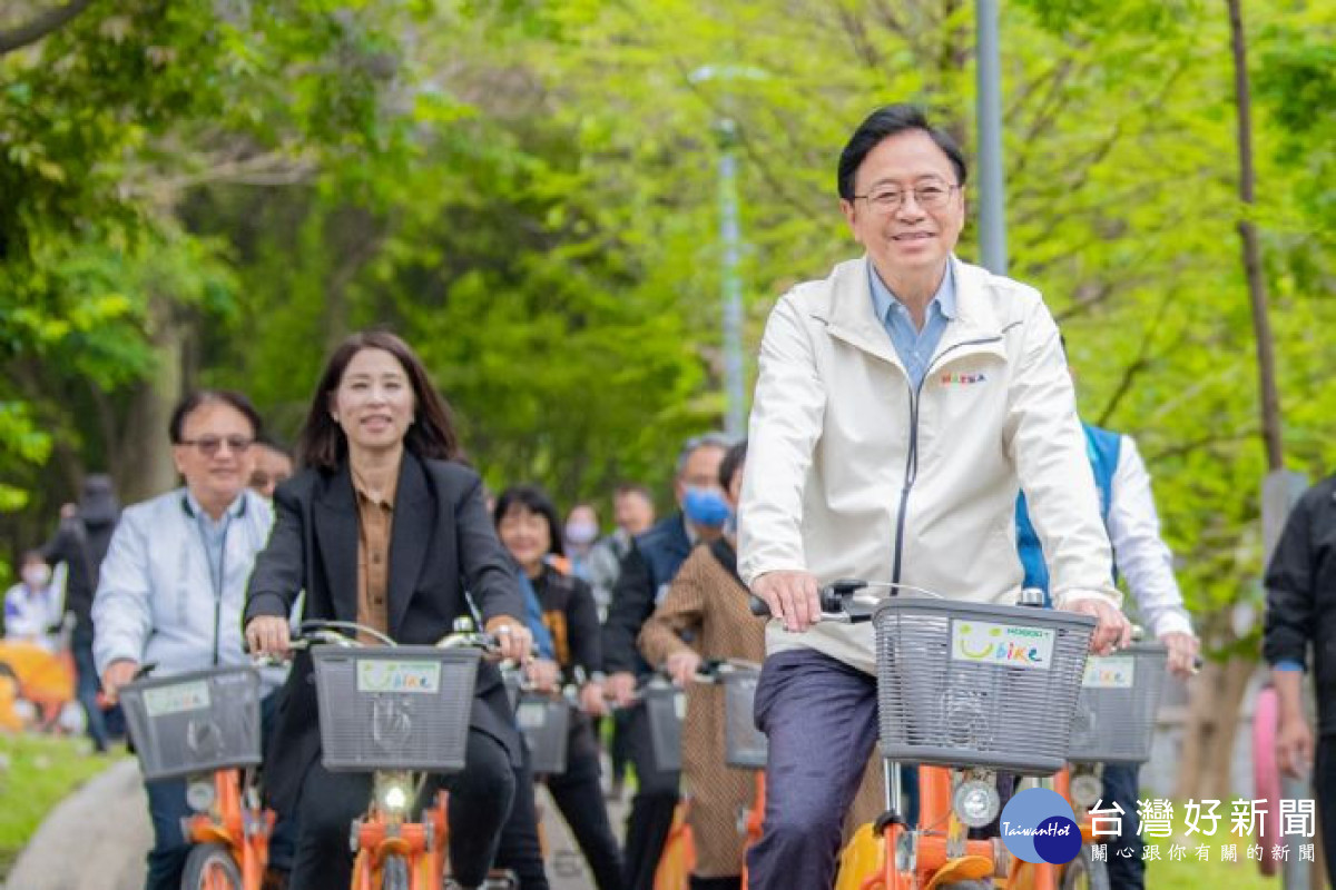 張市長和與會貴賓騎YouBike。