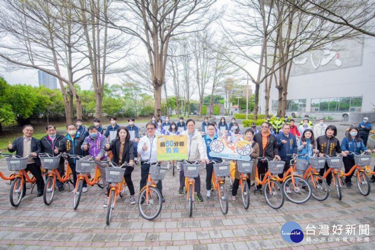 張市長和與會貴賓共同騎乘YouBike合影。