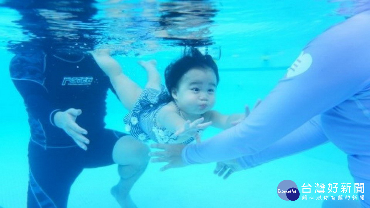 ▲嬰幼兒泳池舉辦親子嬰兒游泳啟蒙課程,大受家長歡迎。