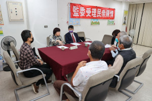 中寮清龍城土地權益促進會代表向監委陳述請暫緩辦理國土計畫法。（縣府提供）