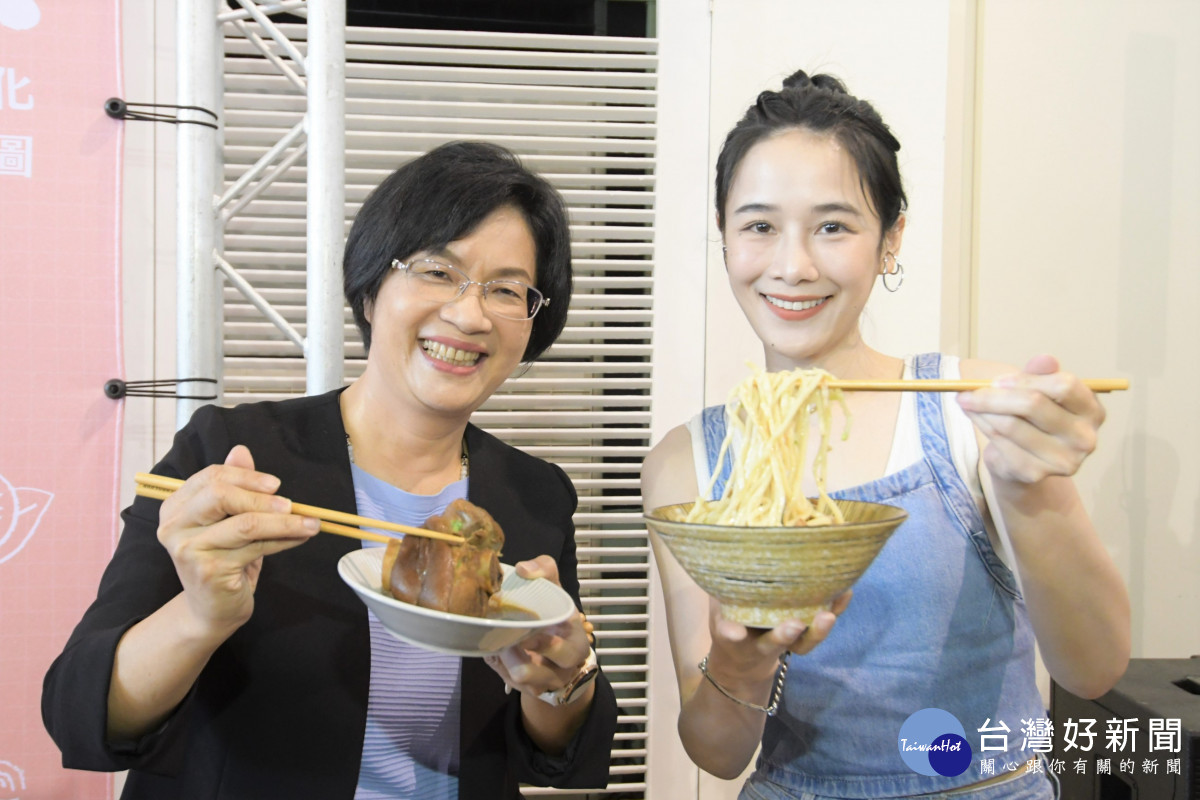 彰化縣長王惠美（左）和百萬網紅「千千」（右）為彰化美食推薦並品嚐在地美食「貓鼠麵」。圖／彰化縣政府提供
