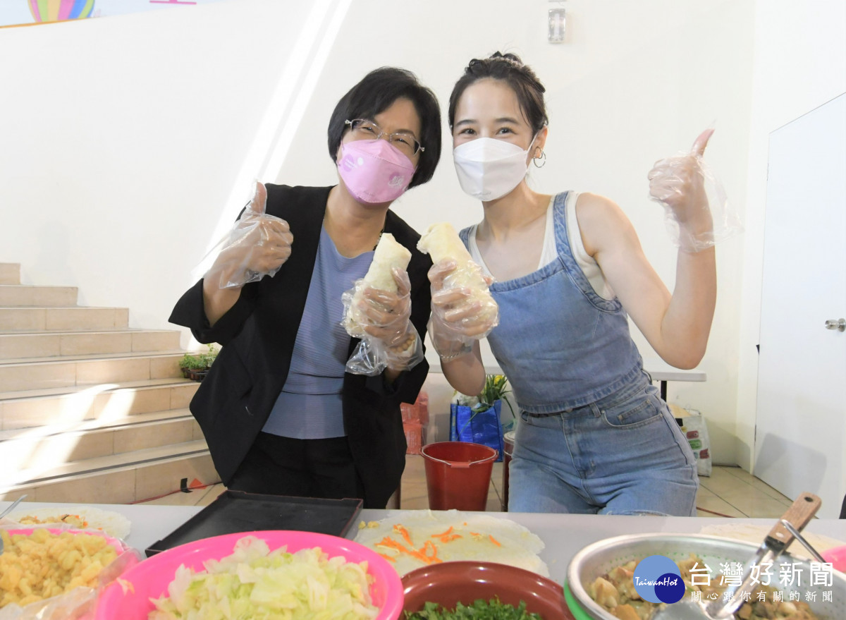 彰化縣長王惠美（左）和百萬網紅「千千」（右）試做「潤餅」。圖／彰化縣政府提供