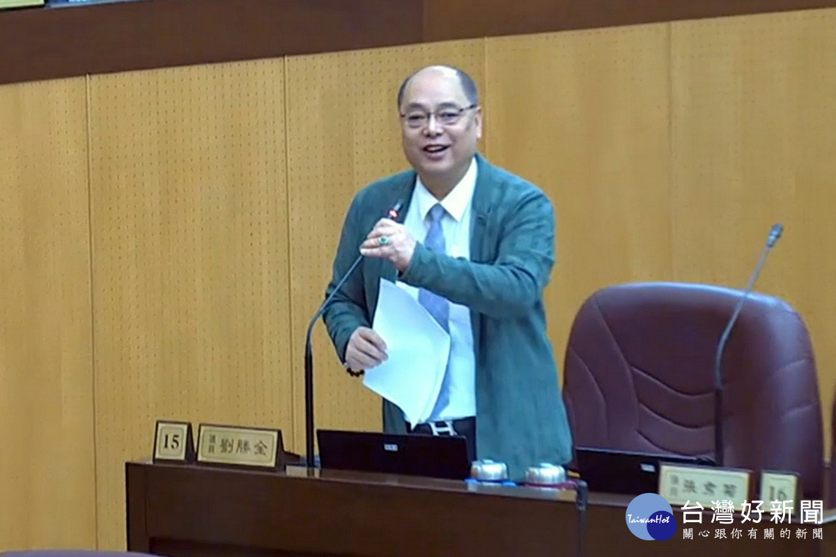 針對庇護工廠問題，桃園市議員劉勝全於議事堂上提出質詢。