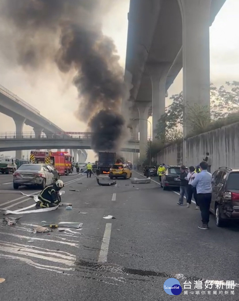 11部車輛發生交通事故， 大貨車起火燃燒