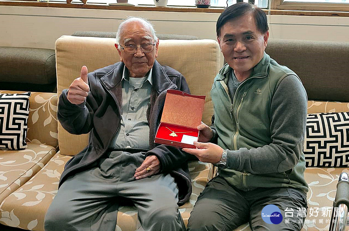 桃園市榮服處探視百歲榮民葛振華      送金牌及總統、院長賀匾祝壽