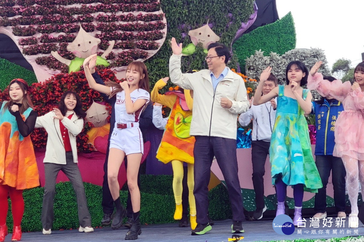 「2023桃園彩色海芋季」開幕式邀請超人氣樂天女孩林襄，與張善政市長貴賓們大跳應援舞蹈。