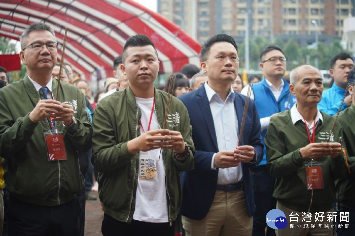 蘇副市長、陳毅導演與團隊持香祝禱開鏡大吉。