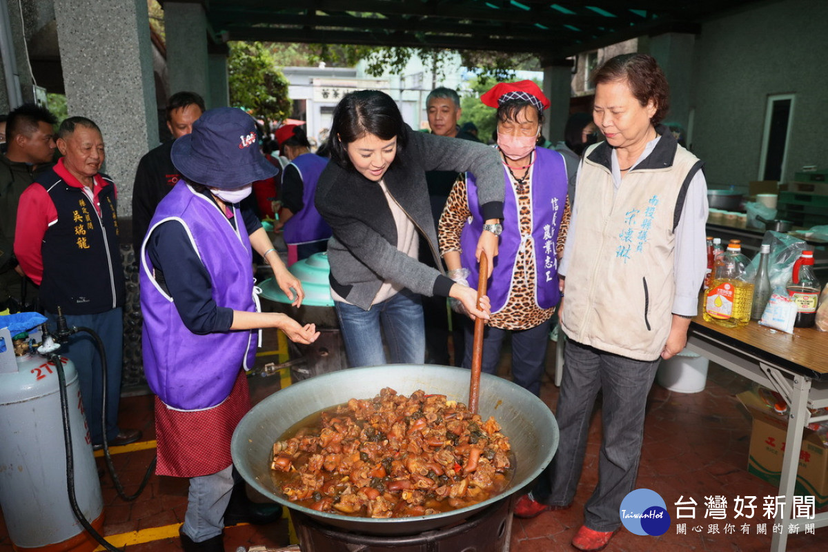 許淑華縣長參與梅子節料理體驗。（記者吳素珍攝）