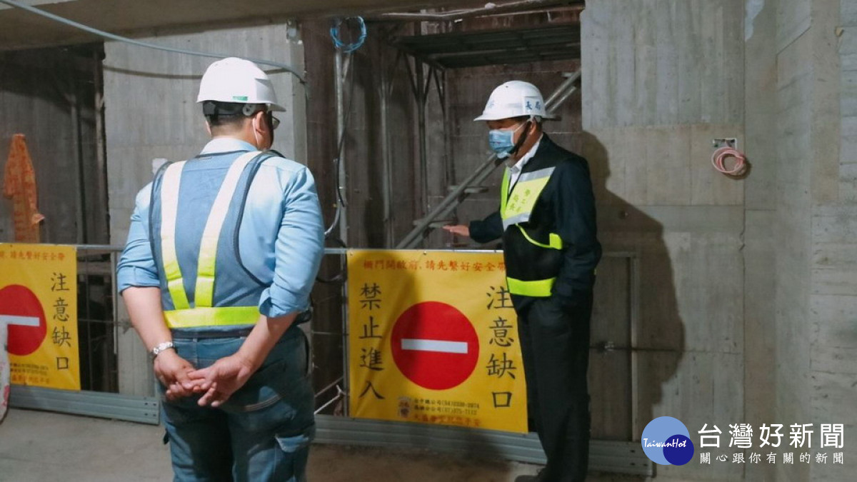 ▲清明連假高市府偕職安署勞檢建築工地。(圖/記者 許高祥 攝)