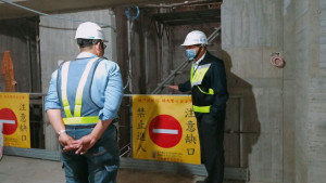 ▲清明連假高市府偕職安署勞檢建築工地。（圖／記者 許高祥 攝）