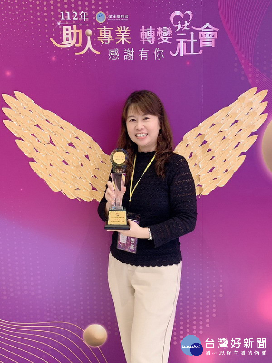 ▲高雄社會局鹽埕社福中心主任楊雯鳳獲頒「資深敬業獎」。(圖/記者 許高祥 翻攝)