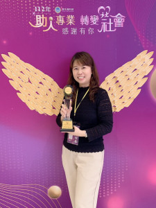 ▲高雄社會局鹽埕社福中心主任楊雯鳳獲頒「資深敬業獎」。（圖／記者 許高祥 翻攝）