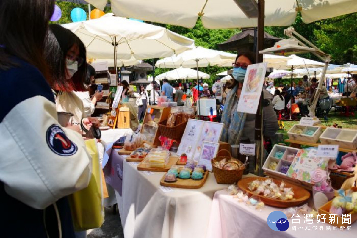 民眾徜徉在園區花響音樂及特色景點中，拍美照、逛市集、享用特色美食，感受春天的美好。<br />
<br />
