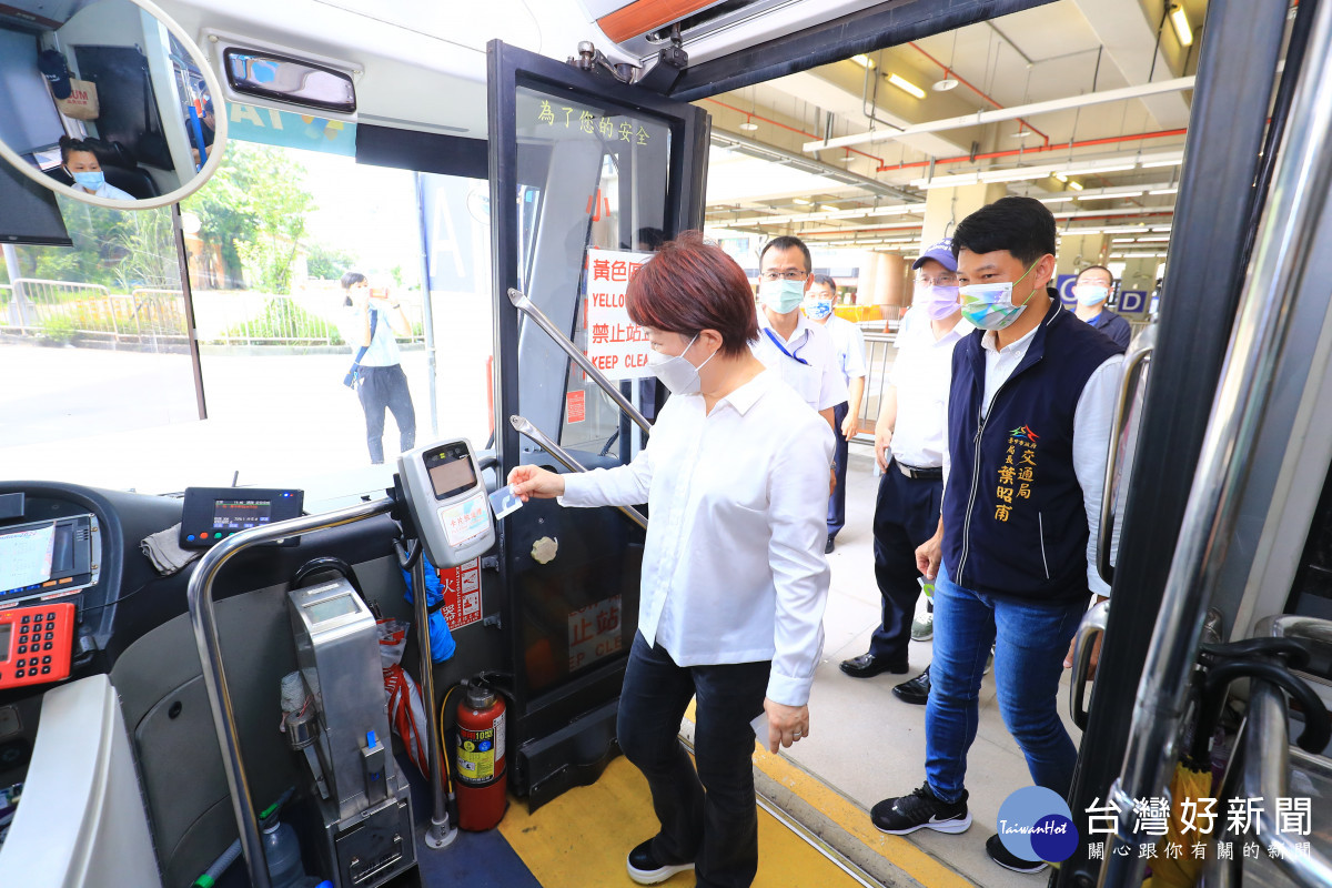 盧市長巡視公車運作情況