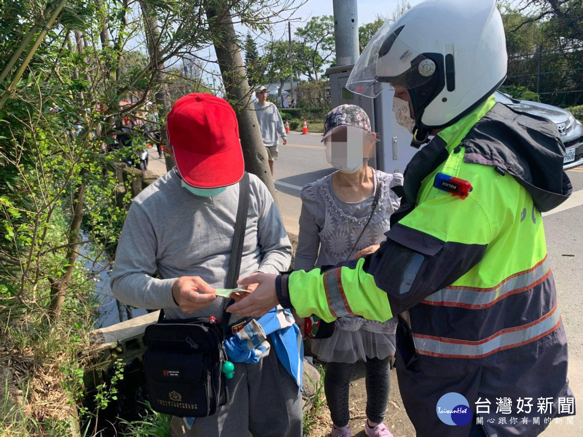 老夫婦逛海芋季找不到車 大園警迅速協助找回。