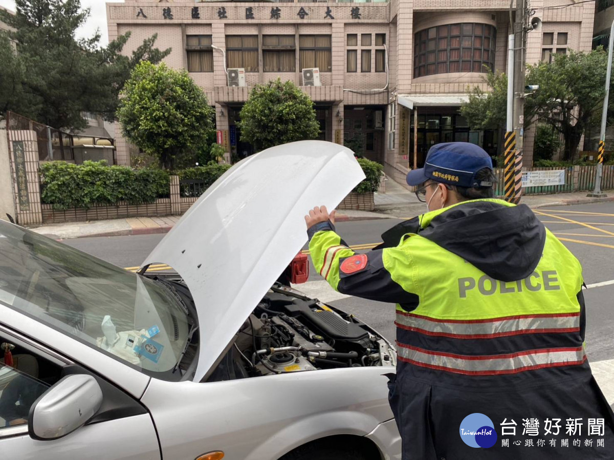 車輛拋錨卡路上大貨車往來危險，警熱心推車助解圍。<br />
