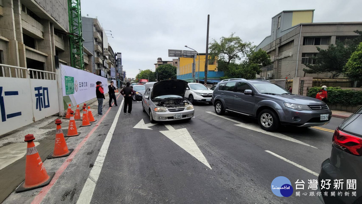 車輛拋錨卡路上大貨車往來危險，警熱心推車助解圍。