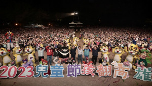 ▲紙風車衛武營魅力開演，陳其邁與親子一同「孩翻高雄」。（圖／記者 許高祥 翻攝）