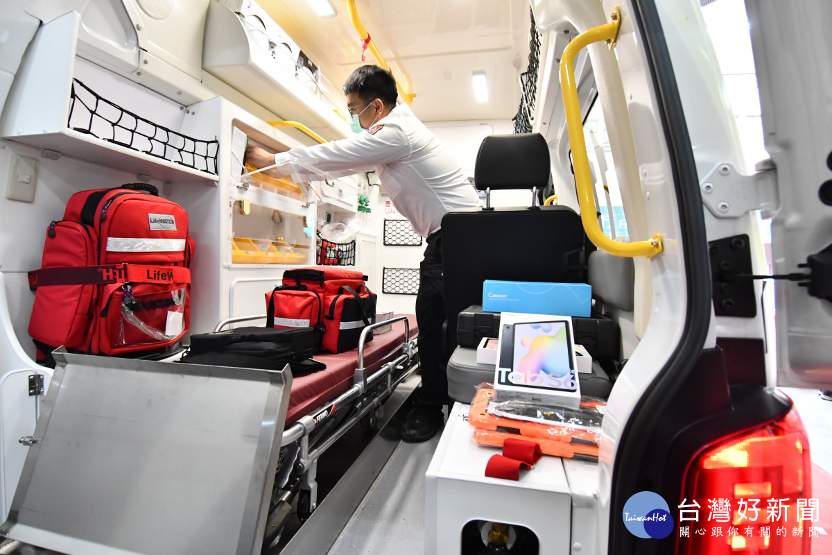 彰化縣消防局首輛「巴騰堡格紋」救護車啟用。圖／彰化縣政府提供
