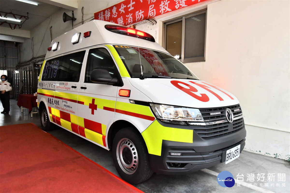 彰化縣消防局首輛「巴騰堡格紋」救護車啟用。圖／彰化縣政府提供
