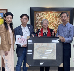 兩位學生分別在現場購得朱麗麗老師作品，歡喜帶回。