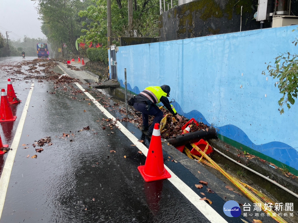 大雨導致枝葉佈滿道路，斗南警冒雨排除以防制事故/斗南警分局提供