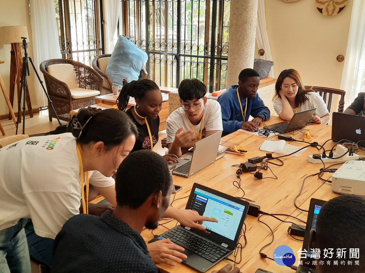 中原大學烏干達海外志工隊教導當地員工進行Canva課程並學習設計技能。
