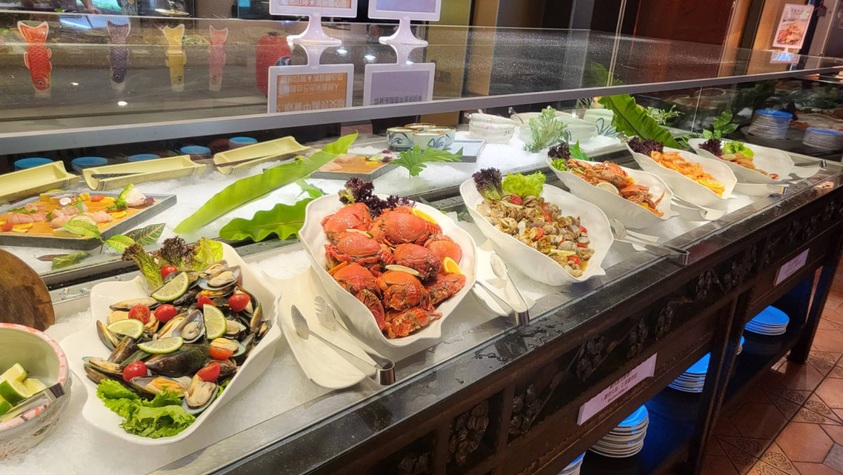 餐檯上除了日料，還有滿滿海味。