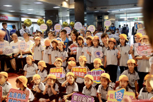 平和國小幼兒園小朋友為記者會揭序幕。（記者扶小萍攝）