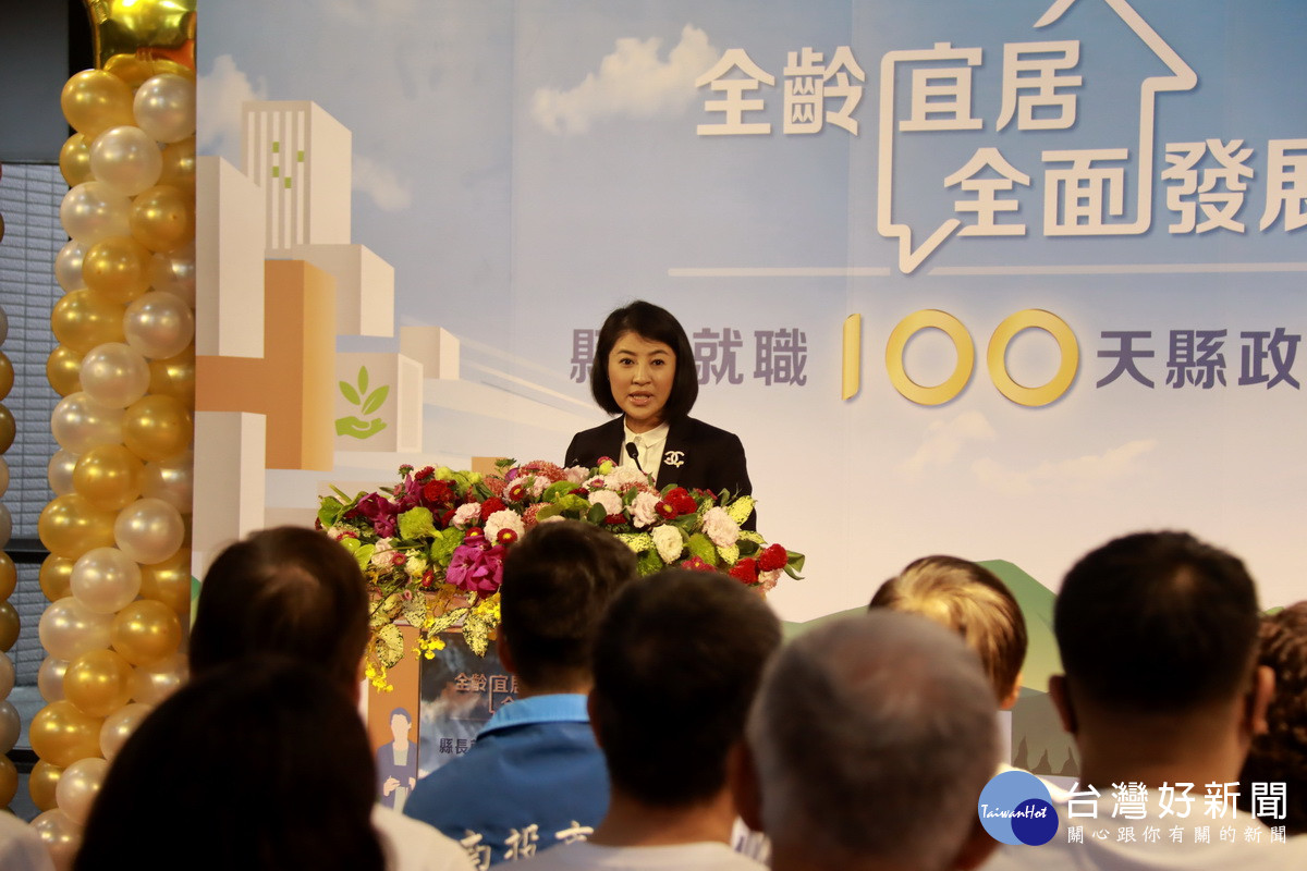 許淑華縣長向鄉親報告三個多月來的成績。（記者扶小萍攝）