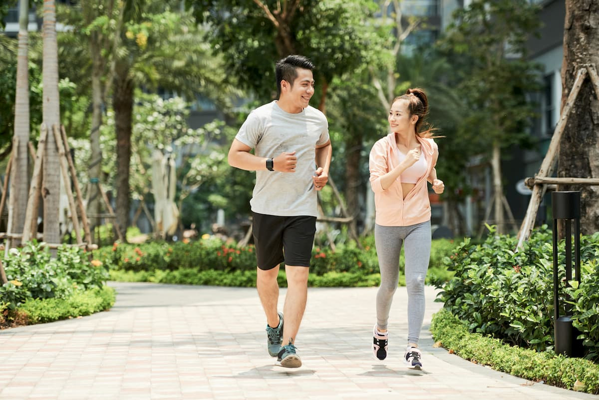 出門踏青、運動，可以適度補充含蝦紅素、UC-II相關的保健食品。（圖／全瑩生技）