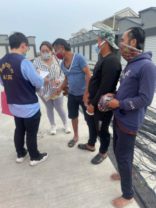 ▲高市海洋局在中芸漁港進行防疫宣導。（圖／記者 許高祥 翻攝）
