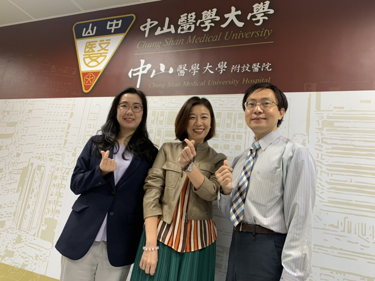 中山附醫執董、同時也是該院腫瘤科醫師周音香(左)盼藉由與基層診所醫師線上交流，讓患者獲得最好的治療與照顧。曾雪蒨攝
