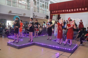 五育美容科畢業班同學的時尚秀演出精彩。（記者扶小萍攝）