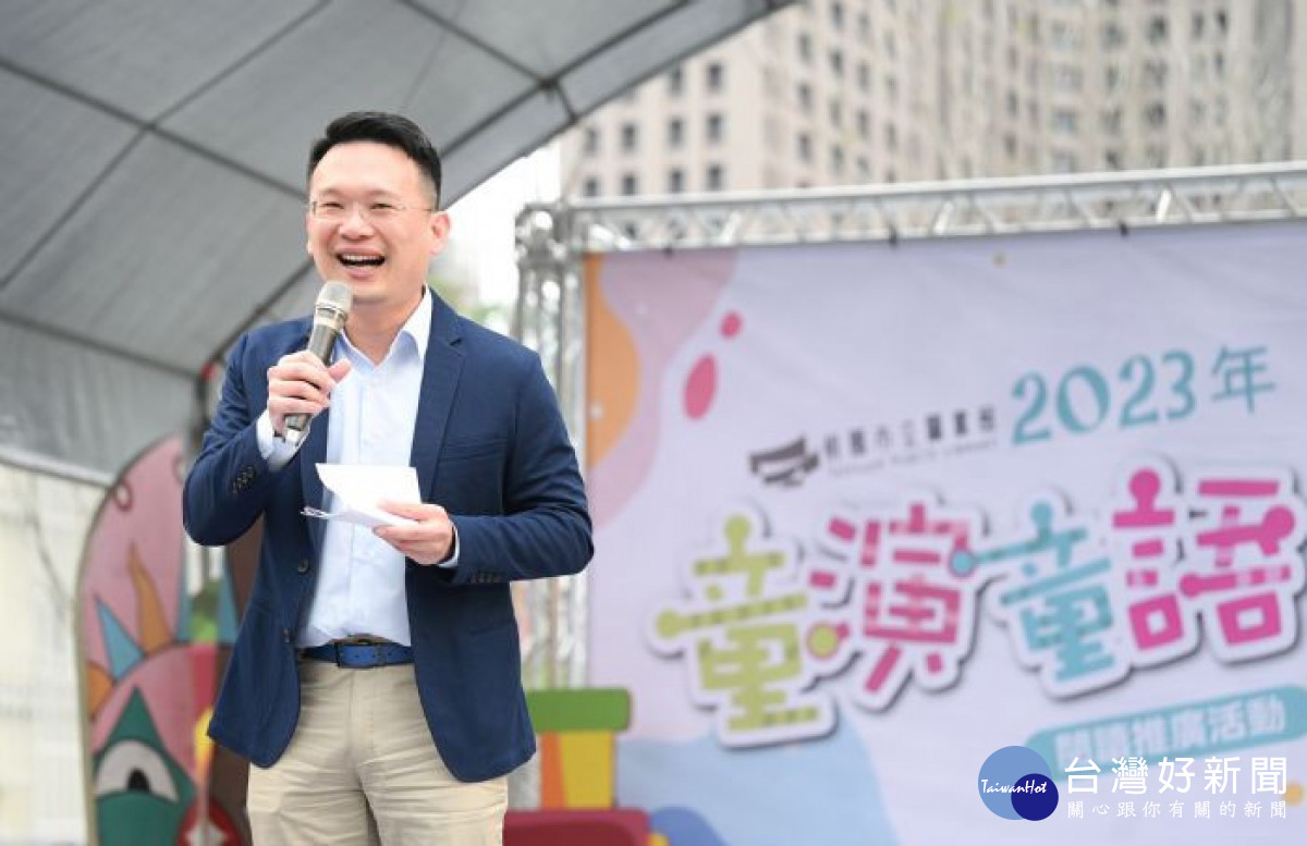 蘇副市長進行有獎徵答，與台下小朋友同樂。