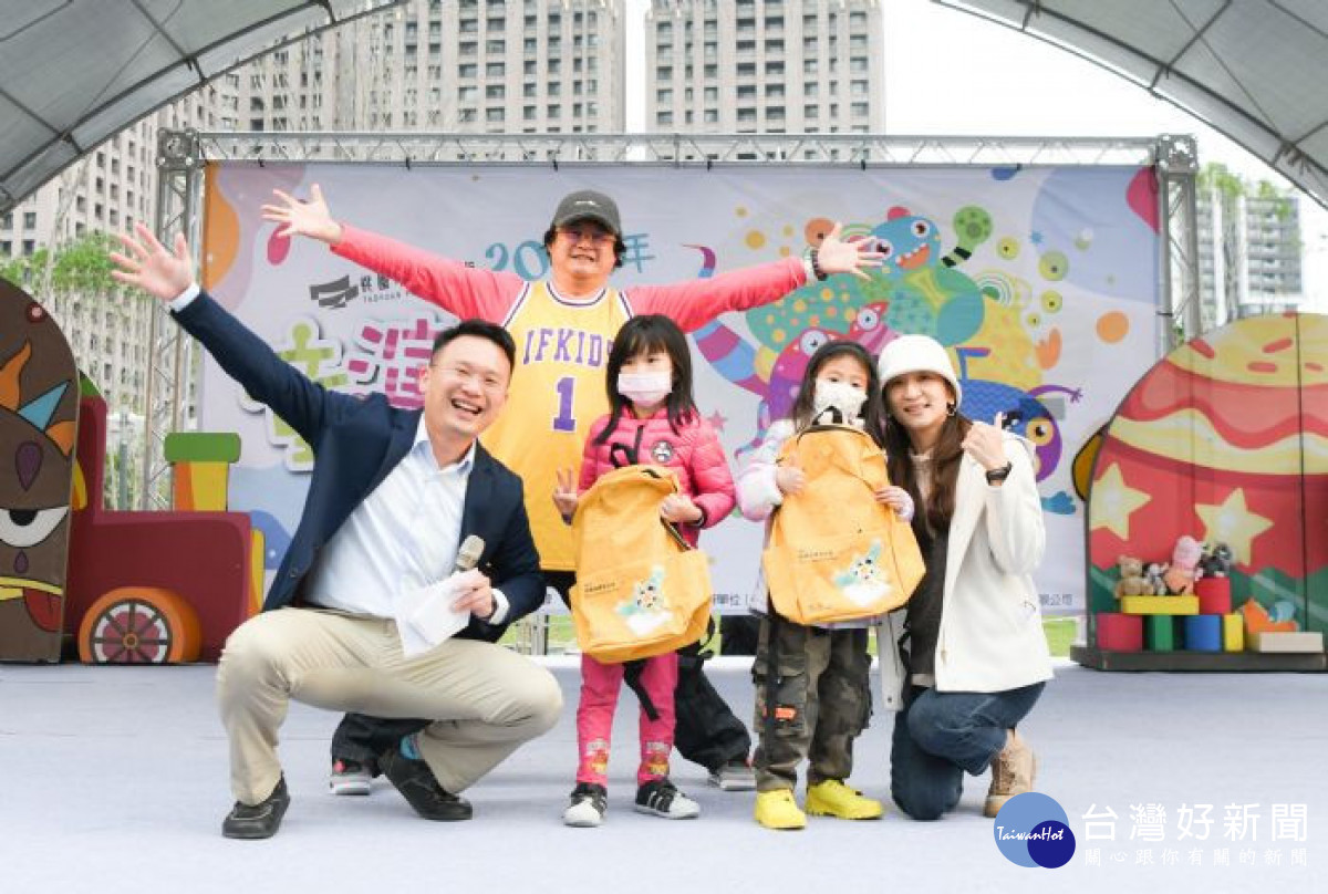 蘇副市長和如果兒童劇團團長趙自強與參與活動的市民朋友合影。