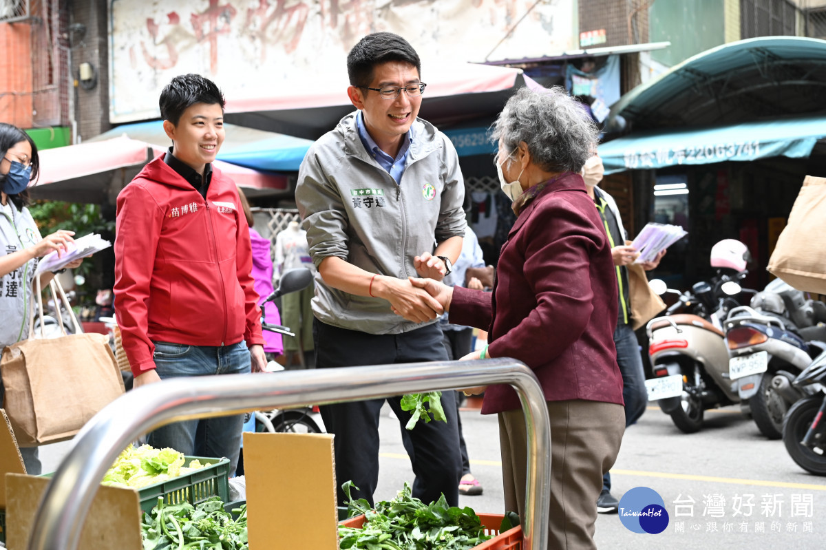 代表新潮流參選中六選區立委初選的黃守達今天在台北市議員苗博雅陪同下到向上市場掃街拜票。市議員黃守達提供