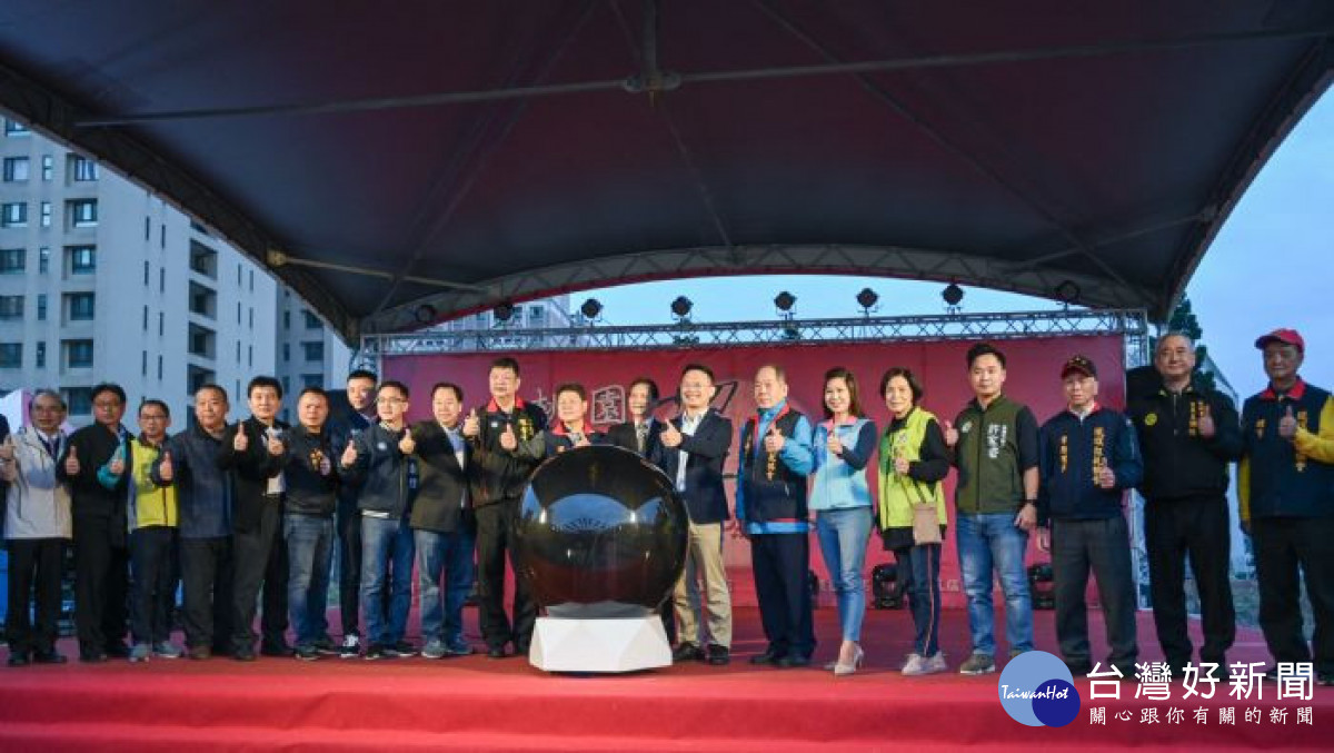 桃園市副市長蘇俊賓出席「2023桃園馬祖擺暝文化祭」和與會來賓合影。