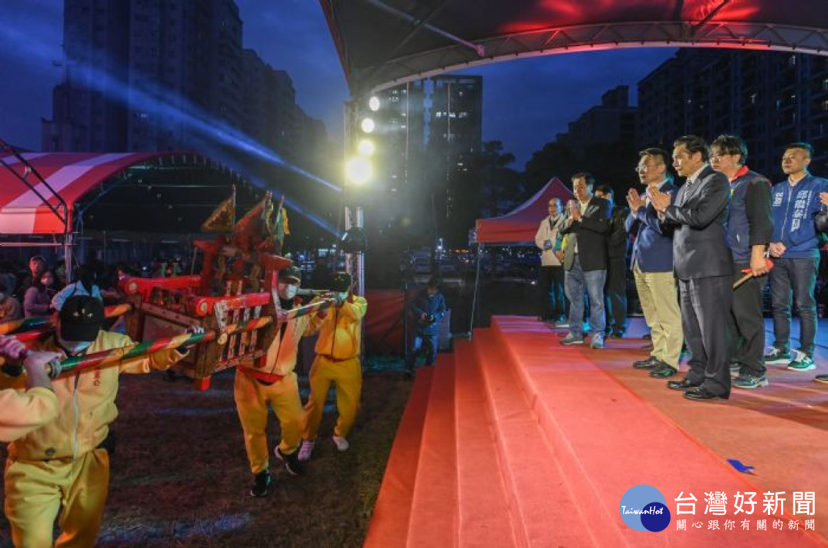 蘇副市長和與會來賓在台上合掌祈福。