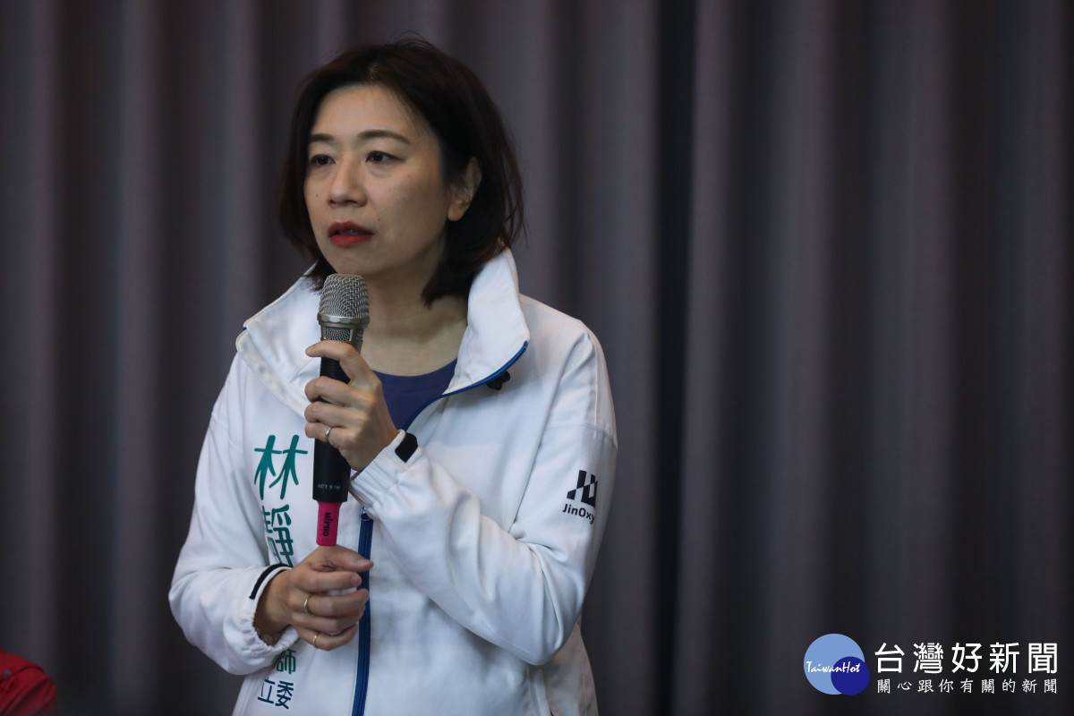 英派立委林靜儀肯定黃守達從太陽花學運到基層紮根精神，誠懇向鄉親推薦。曾雪蒨攝