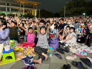 ▲高雄文化局邀紙風車劇團演出，現場有超過1.2萬大小朋友共享親子同樂美好時光。（圖／記者 許高祥 翻攝）