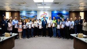 ▲高市勞工自治委員會延攬專家學者，陳其邁出席親頒聘書。（圖／記者 許高祥 翻攝）
