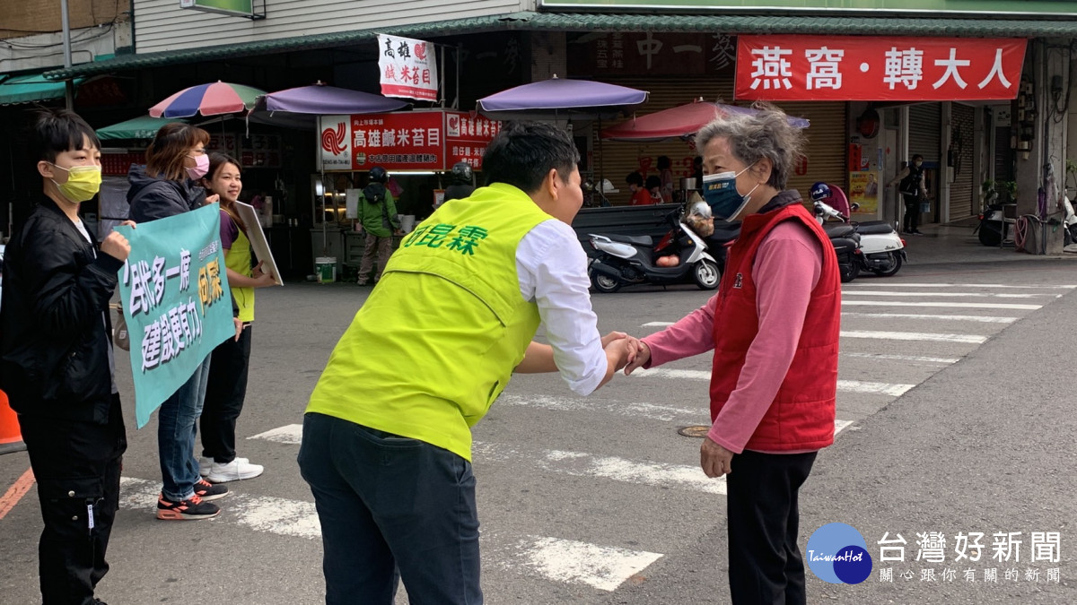 出生東南區的何昆霖，其實從小就吃向上水餃長大，中西區民眾對他拜票並不陌生。中六區立委參選人何昆霖提供