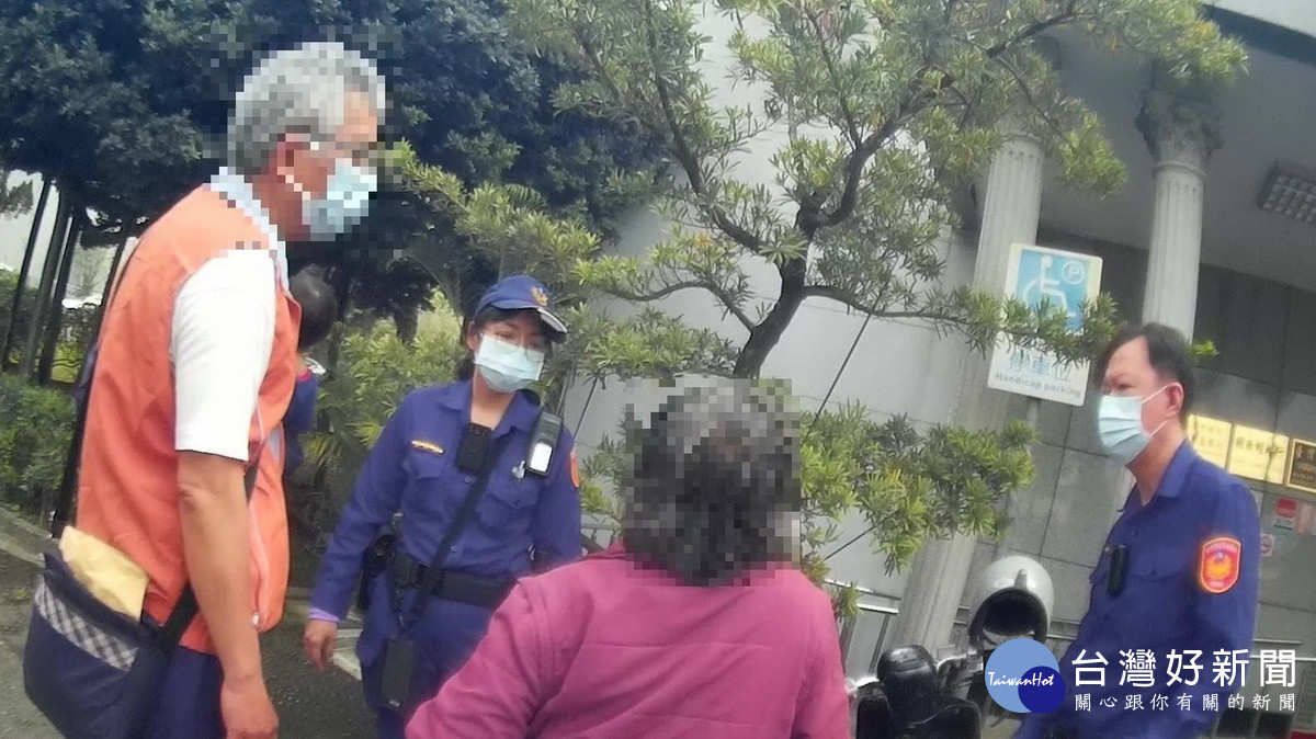 女警也趕抵勸解並說明是詐騙集團的手法。（中興分局提供）