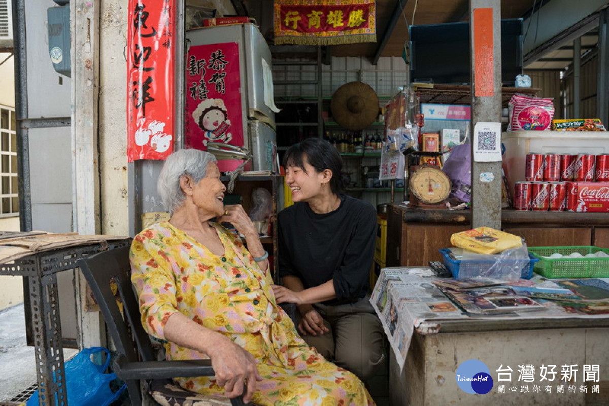 ▲李珮瑜自幼與阿嬤感情深厚，透過創作守護阿嬤的柑仔店。（圖／記者 許高祥 翻攝）