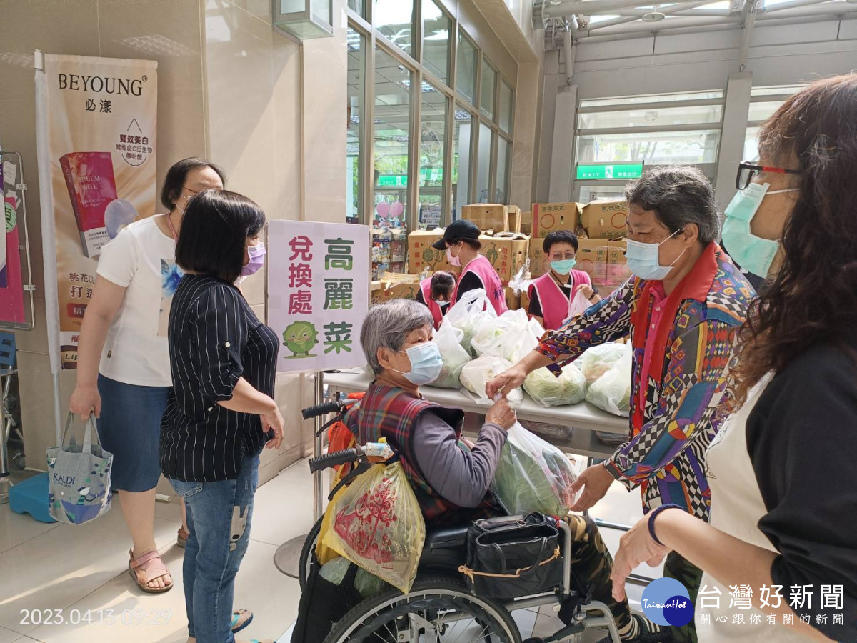 民眾到醫院看診順便領取免費的健康營養有機高麗菜，一起幫菜農。林新醫院提供