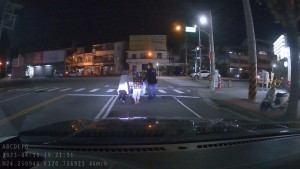 台中豐原員警協助八十多歲的老婦推攤車返家。
